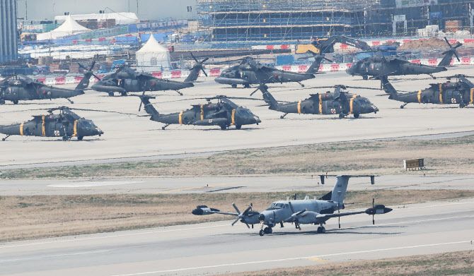 10일 경기도 평택시 캠프 험프리스에서 RC-12X 가드레일 정찰기가 이동하고 있다. 도널드 트럼프 미국 대통령은 9일(현지시간) 주한미군 등 해외미군 감축 문제가 방위비 분담금과 연계될 수 있다고 시사했다. (사진=연합뉴스)