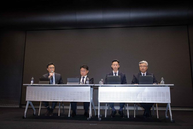 (왼쪽부터) 이종훈 인프라전략본부장, 홍승태 고객가치혁신실장, 배병찬 이동통신(MNO) 인공지능 전환(AT)본부장, 윤재웅 마케팅전략본부장이 기자들과 질의응답을 하고 있다.(사진=SKT)