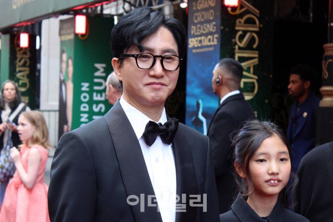 신춘수 오디컴퍼니 대표가 딸과 함께 24일(현지시간) 런던 콜리세움 극장 앞에서 열린 뮤지컬 ‘위대한 개츠비’ 웨스트엔드 프로덕션 공연 개막 레드카펫에 참석했다.(사진=김현식 기자)