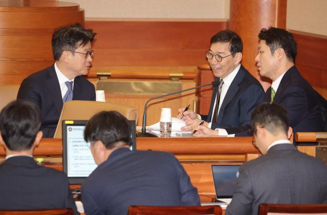 이창수 서울중앙지검장, 조상원 4차장검사, 최재훈 반부패2부장이 지난 2월 17일 검사 탄핵심판 1차 변론기일이 열리는 서울 종로구 헌법재판소 대심판정에 입장해 대화를 나누고 있다. (사진=연합뉴스)