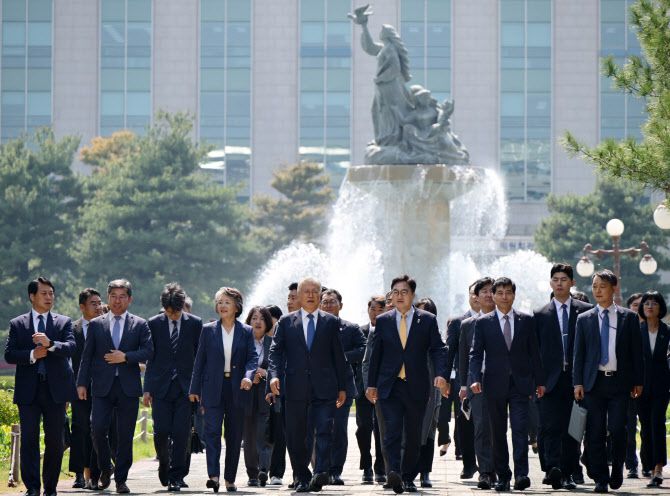 문재인 전 대통령과 김정숙 여사, 우원식 국회의장 등이 25일  서울 여의도 국회 도서관에서 열린 4·27 남북 판문점선언 7주년 기념식에 참석하기 위해 본청에서 이동하고 있다. (사진=뉴스1)