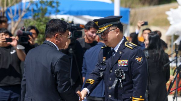 26일 김성희 경남경찰청장이 경남 의령군 궁류면 의령 426추모공원에서 엄수된 ‘우순경 사건’ 희생자 위령제에서 희생자 유가족 대표와 악수하고 있다. (사진=경남경찰청)