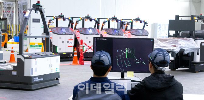 현대무벡스 R&D센터 연구원들이 AGV를 검수 중이다.(사진=현대무벡스 제공)