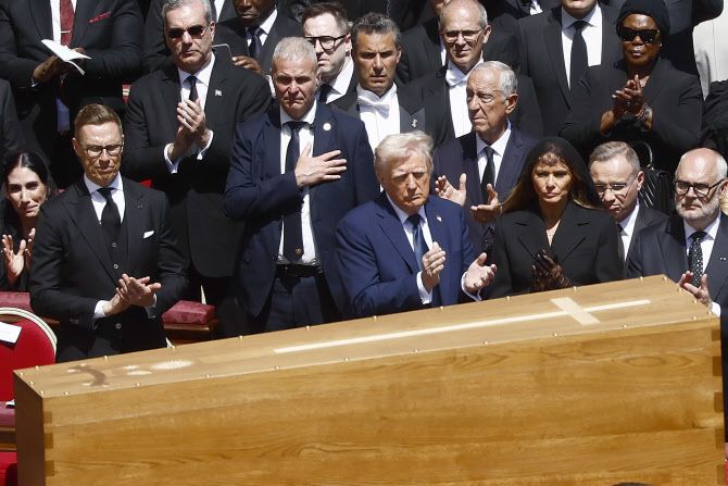 26일(현지시간) 바티칸 성 베드로 대광장에서 열린 프란치스코 교황의 장례미사에 참석한 도널드 트럼프(앞줄 가운데) 미국 대통령이 교황의 관을 바라보며 박수로 경의를 표하고 있다. (사진=AP 뉴시스))