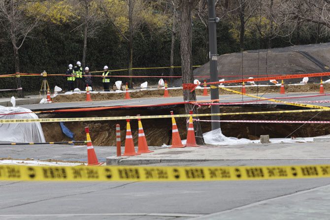 지난달 24일 오후 서울 강동구 명일동 대명초교사거리 인근에서 발생한 대형 싱크홀 (사진=연합뉴스)