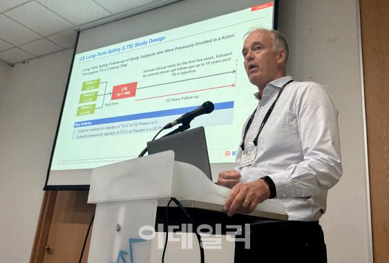 TG-C 장기추적결과에 대해 발표하는 헌터 박사.(제공= 코오롱티슈진)