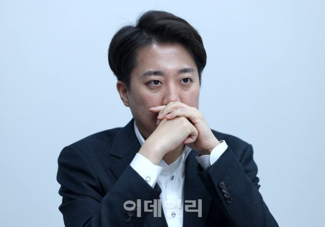 [이데일리 노진환 기자] 이준석 개혁신당 대선 후보가 24일 서울 여의도 국회 의원회관에서 이데일리와 인터뷰를 하고 있다.