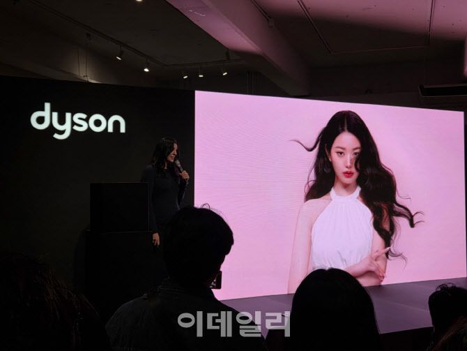 캐슬린 피어스 다이슨 뷰티 부문 총괄이 28일 28일 서울 성동구 성수동 복합문화공간 ‘XYZ서울’에서 열린 신기술 소개 행사에서 인사말을 전하고 있다.(사진=조민정 기자)