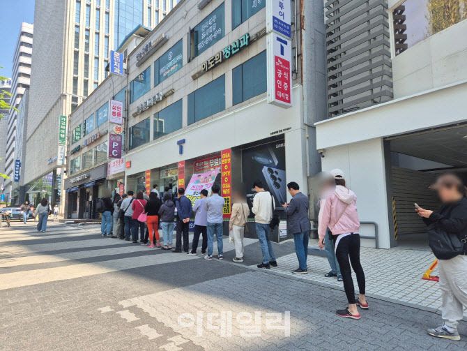 28일 오전 11시 30분 서울 강남구 논현동 T월드 매장 앞, 인도까지 유심 교체 대기 줄이 길게 늘어섰다.(사진=이데일리DB)