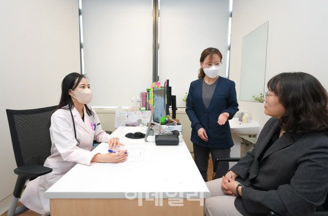 교보생명의 ‘간호사 병원동반 서비스’를 이용 중인 고객이 진료실에서 의료진의 설명을 듣고 있다. (사진=교보생명)