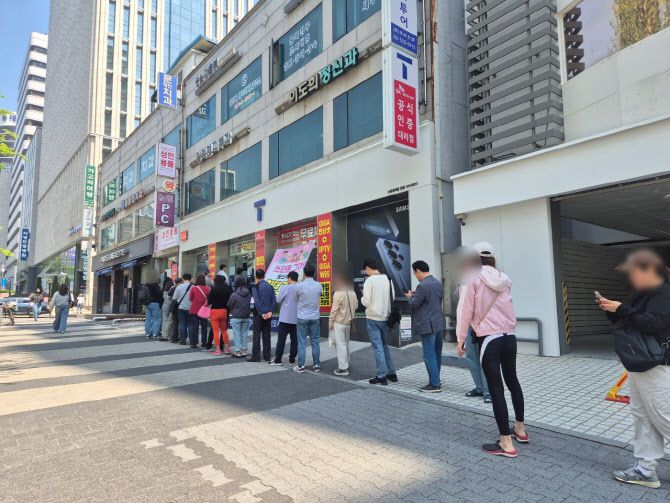 28일 오전 11시 30분 서울 강남구 논현동 T월드 매장 앞, 인도까지 유심 교체 대기 줄이 길게 늘어섰다.