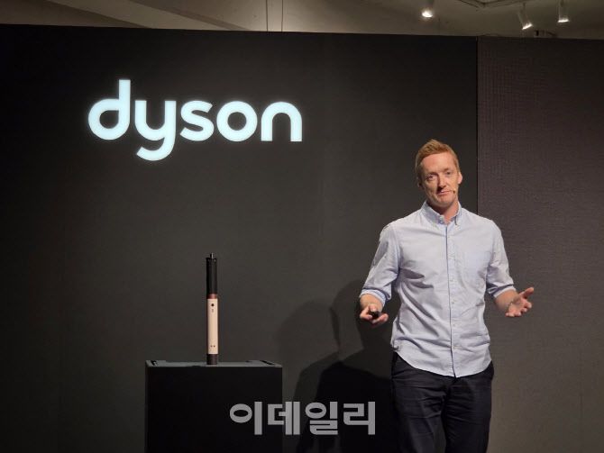 윌 커 다이슨 뷰티 제품개발 총괄이 28일 서울 성동구 성수동 복합문화공간 ‘XYZ서울’에서 열린 신기술 소개 행사에서 신제품 ‘에어랩 코안다2x™(투엑스) 멀티 스타일러 앤 드라이어’를 소개하고 있다.(사진=조민정 기자)