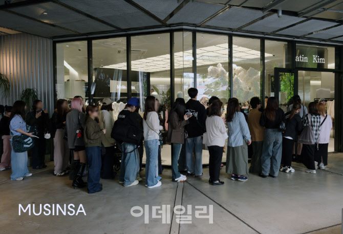 24일 오픈한 마뗑킴 시부야점 입장을 기다리는 고객들의 모습 (사진=무신사)