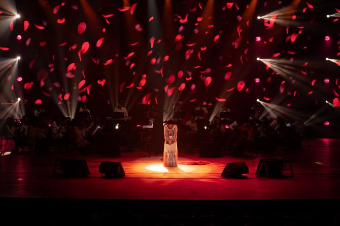 ‘엘레지의 여왕’ 가수 이미자가 26~27일 서울 세종문화회관 대극장에서 열린 마지막 콘서트 ‘전통가요 헌정 공연-맥(脈)을 이음’에서 인사하고 있다. (사진=쇼당이엔티)