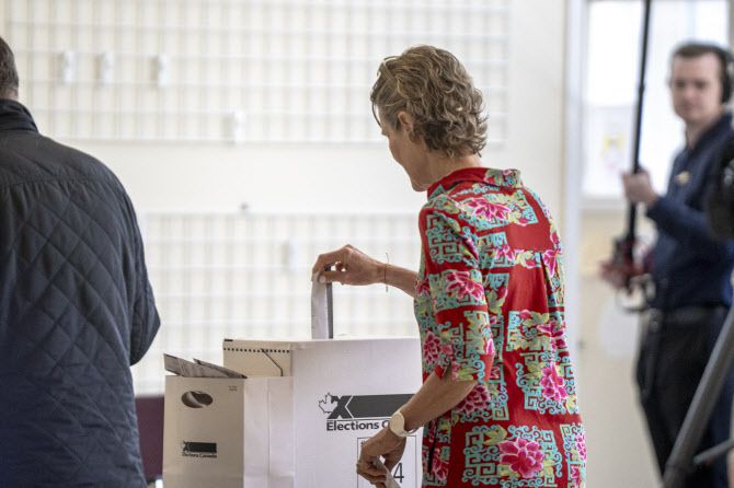 마크 카니 캐나다 총리의 아내인 다이애나 폭스 카니가 28일(현지시간) 오타와에서 투표를 하고 있다. (사진=AFP)