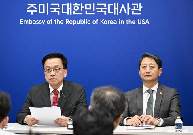 최상목 부총리 겸 기획재정부 장관(왼쪽)이 24일(현지시간) 미국 워싱턴DC 주미대사관에서 열린 ‘한미 2+2 통상협의’ 결과 브리핑에서 발언하고 있다. (사진=기재부)