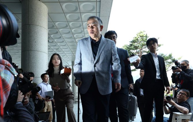 29일 ‘정치 브로커’ 명태균 씨(사진 가운데)가 서울 서초구 서울고검으로 들어서는 모습 (사진=연합뉴스)