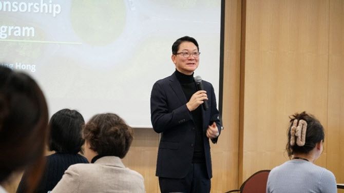 지난 2월 열린 Selected Member Sponsorship 프로그램에서 홍종성 대표가 커리어 여정과 리더십 경험을 공유하는 모습.