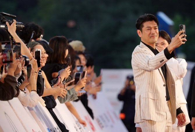 배우 이지훈이 30일 전북자치도 전주시 한국소리문화의전당에서 열린 제26회 전주국제영화제 개막식 레드카펫을 걷고 있다.(사진=뉴스1)