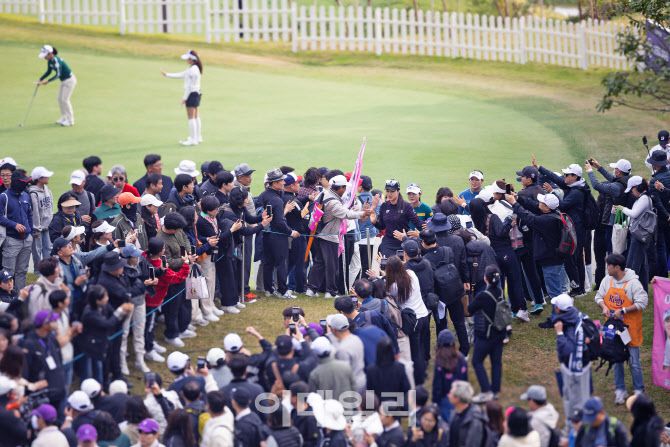 한국여자프로골프(KLPGA) 왕중왕전 ‘위믹스 챔피언십(WEMIX CHAMPIONSHIP)’에 참가한 선수들이 관객들과 인사하고 있다. (사진=위메이드)