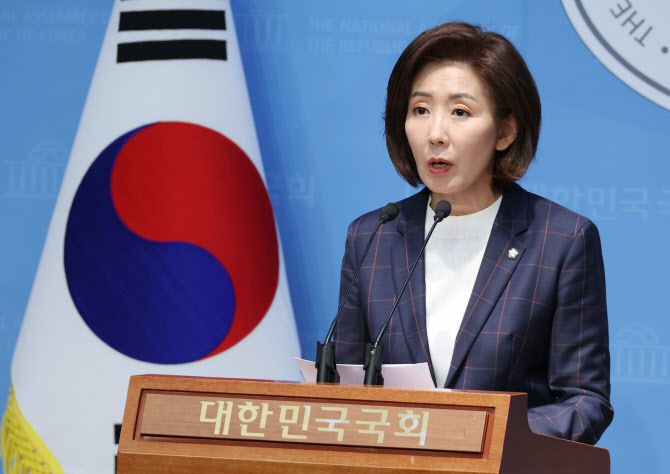 30일 서울 여의도 국회 소통관에서 나경원 국민의힘 의원이 대통령 선거 경선에 참여하고 있는 김문수 후보에 대한 지지를 선언했다.(사진=뉴스1)