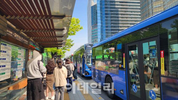서울 송파구 잠실역 인근 버스정류장에 30일 오전 버스 승객들이 버스를 기다리고 있다.(사진=염정인 수습기자)