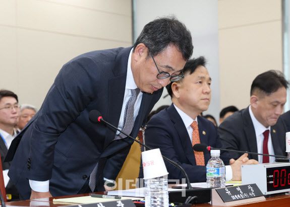 [이데일리 노진환 기자] 유영상 SK텔레콤 대표이사가 30일 국회 과학기술정보방송통신위원회의에서 열린 방송통신 분야 청문회에 출석해 허리숙여 인사하고 있다.