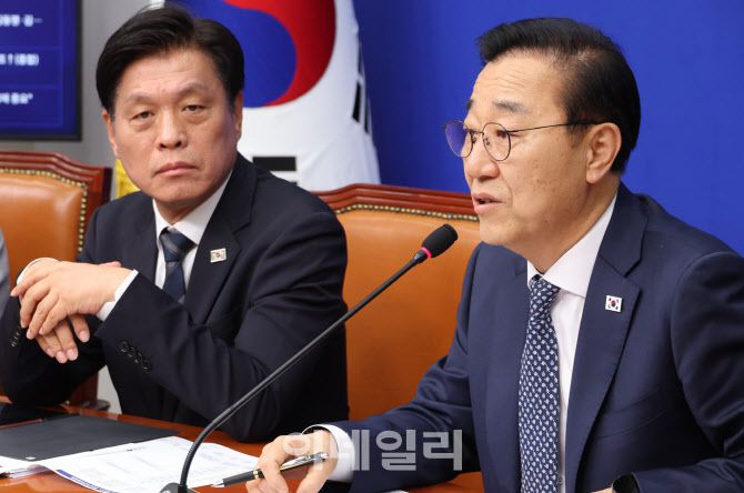 김윤덕 사무총장이 30일 오전 서울 여의도 국회에서 ‘진짜 대한민국 중앙선거대책위원회’ 구성 발표를 하고 있다.왼쪽은 조승래 수석대변인(사진=뉴시스)