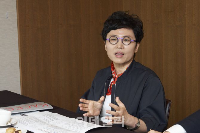 윤소영 한국문화관광연구원 연구위원은 정책에서 소외된 ‘신중년’을 위해 커뮤니티 기반의 문화예술 교육 프로그램이 필요하다고 강조했다. (사진=한국문화예술교육진흥원)