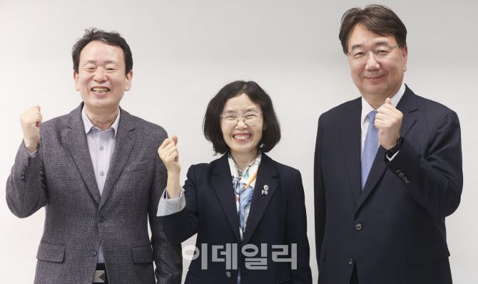 연중기획 초고령사회의 역습 전문가 좌담회에서 노용균(왼쪽부터) 한림대 가정의학과 교수, 정순둘 이화여대 사회복지학과 교수, 정지원 법무법인 율촌 고문이 화이팅을 외치고 있다. (사진=이영훈 기자)