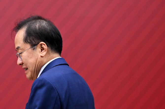 지난달 29일 서울 여의도 국민의힘 당사에서 열린 제21대 대통령 후보자 국민의힘 3차 경선 진출자 발표 행사에서 경선에 탈락 후 정계은퇴 의사를 밝힌 홍준표 전 후보가 발표장에서 나가고 있는 모습. (사진=연합뉴스)