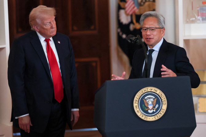 젠슨 황 엔비디아 최고경영자(CEO·오른쪽)는  지난 30일(현지시간) 미국 워싱턴 D.C.에서 열린 ‘미국 투자’ 행사에서 도널드 트럼프 미국 대통령과 함께 연설을 하고 있다.(사진=연합뉴스)