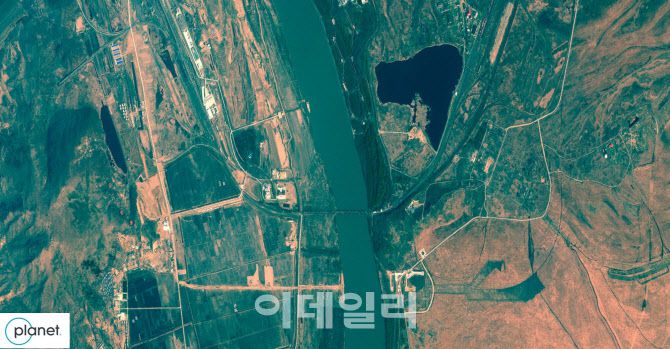 지난 29일 촬영된 두만강 자동차 다리(두만강도로교) 공사구역 위성 사진 [통일부 제공]