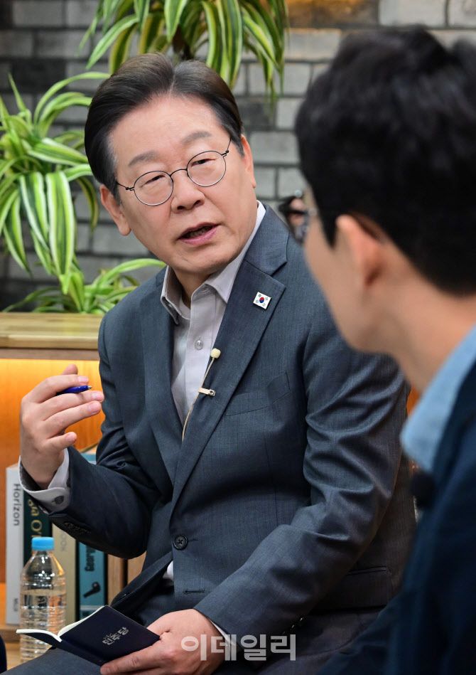 이재명 더불어민주당 제21대 대통령 선거 후보가 30일 오후 서울 구로구 한 스튜디오에서 열린 슬기로운 퇴근생활 직장인 간담회에 참석해 직장인들의 고충을 듣고 답변하고 있다.(사진=뉴시스)