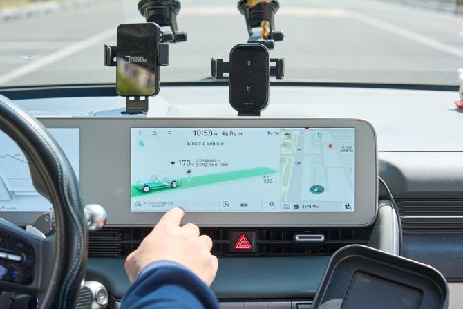 3년만에 누적 주행거리 66만km를 기록한 아이오닉 5와 차주 이영흠씨. (사진=현대차그룹)