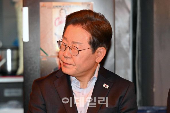 이재명 더불어민주당 대선 후보가 1일 서울 종로구의 한 음식점에서 열린 비전형 노동자 간담회에 참석해 노동자들의 발언을 경청하고 있다. (사진=노진환 기자)