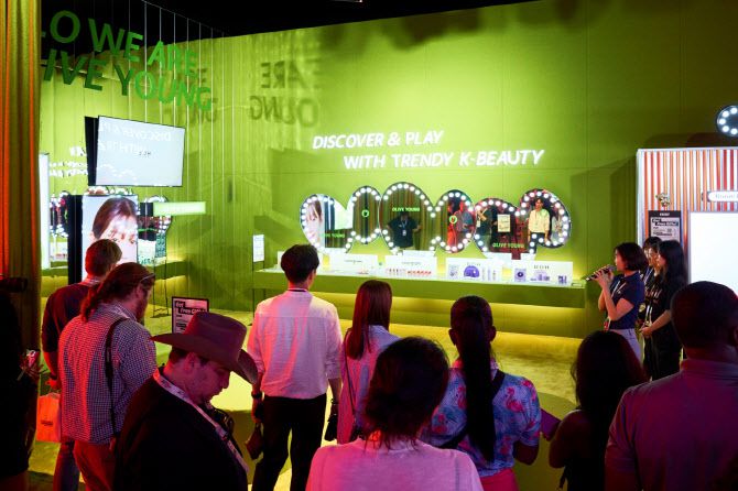 올리브영을 둘러보는 관계자들.(사진=CJ그룹 제공)