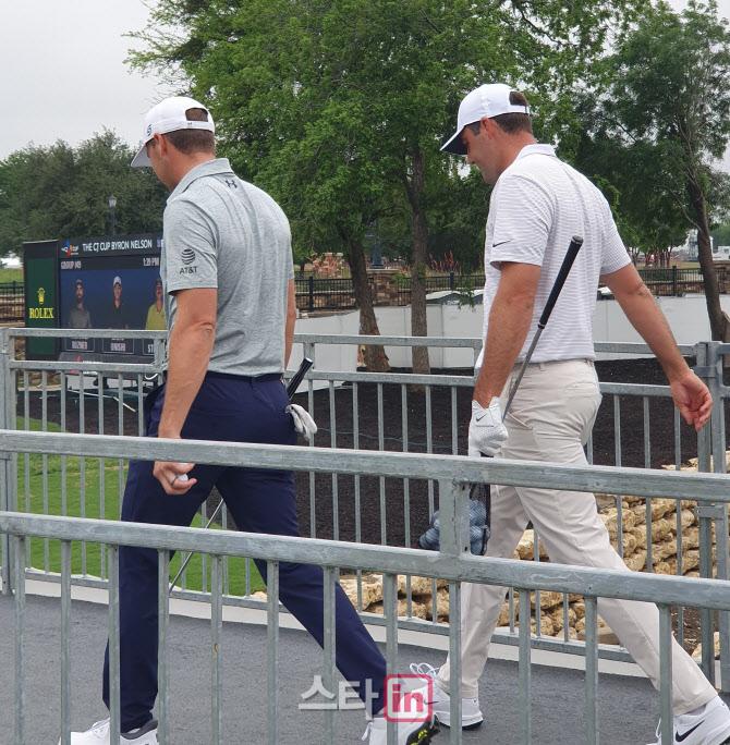 연습 그린으로 이동하는 조던 스피스와 스코티 셰플러.