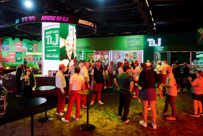 ‘하우스 오브 CJ’를 즐기고 있는 관계자들.(사진=CJ그룹 제공)