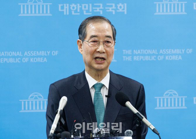 [이데일리 방인권 기자] 한덕수 전 국무총리가 2일 서울 여의도 국회 소통관에서 대선 출마 선언을 마친 뒤, 취재진의 질의에 답하고 있다.