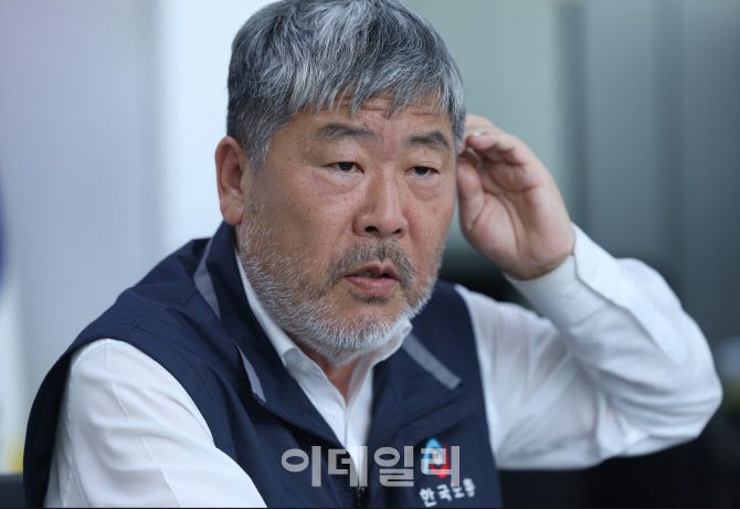 [이데일리 노진환 기자] 김동명 한국노동조합총연맹 위원장이 지난 4월 21일 서울 영등포구 여의도동 한국노총에서 이데일리와 인터뷰를 하고 있다.