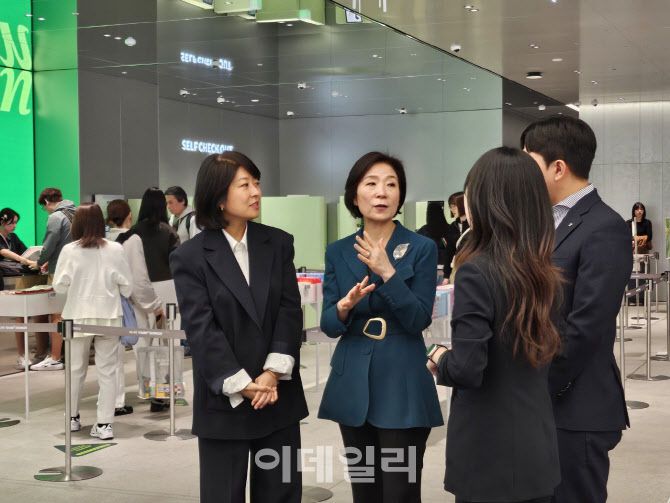 오영주(왼쪽에서 두번째) 중소벤처기업부 장관이 2일 서울 성동구 올리브영N 매장에서 이선정(첫번째) CJ올리브영 대표와 이야기를 나누고 있다. (사진=김경은 기자)