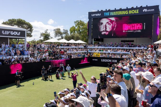 지난 2월 호주 애들레이드에서 열린 LIV 골프 대회 12번홀에 설치된 파티홀에서 갤러리들이 열광적으로 응원하고 있다. (사진=LIV Golf)