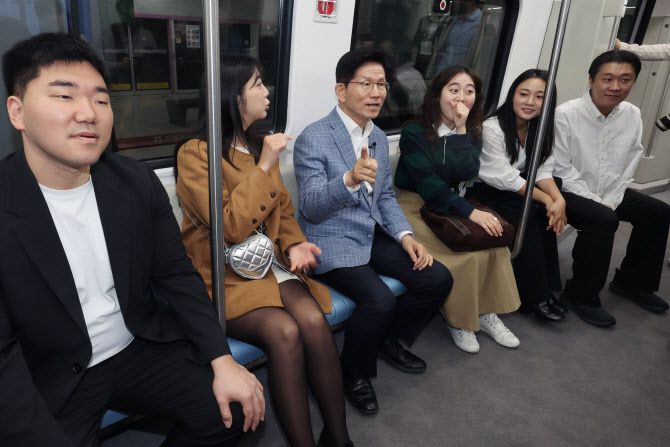 김문수 국민의힘 대선 예비후보가 2일 서울 강남구 수서역에서 GTX-A를 탑승한 뒤 청년서포터즈와 대화를 나누고 있다.(사진=연합뉴스)