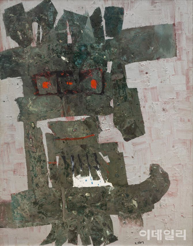 남관의 ‘태고’(1967). 프랑스로 이주한 뒤 동양 정서, 고대 전설 등을 교차하며 현대적 추상에 집요하게 빠져들던 시기의 대표작이다. 가라앉은 무채색, 그 사이에 찍힌 색점이 눈처럼, 얼굴처럼 보인다. 얼핏 신라시대 왕관의 형상도 떠오른다. 엉겨붙은 저 흔적 뒤론 작가가 겪은 ‘전쟁의 기억’이 녹아 있다. 이 시절을 돌아보며 “코도 눈도 입도 제자리에 붙어 있지 않은 일그러진 상, 동양의 옛 고적에 새겨진 이끼 덮인 읽을 수 없는 문자들이 내 머리를 꽉 채운다”고 했더랬다. 캔버스에 유화 물감, 146×114㎝. 국립현대미술관 소장.