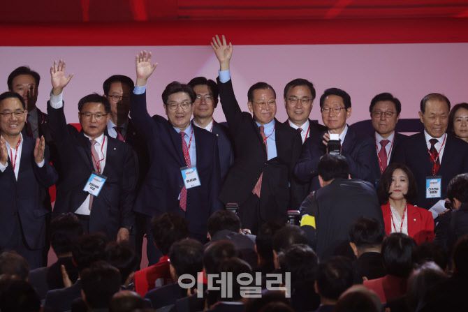 [이데일리 이영훈 기자] 권영세 국민의힘 비상대책위원장과 권성동 원내대표 등 지도부가 3일 경기 고양시 킨텍스에서 열린 국민의힘 최종 대선 후보 선출을 위한 전당대회에 참석하고 있다.