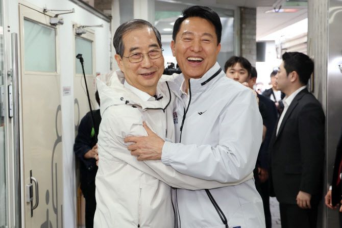 제21대 대통령 선거 출마를 선언한 한덕수 전 국무총리가 2일 서울 종로구 주민공동시설 ‘새뜰집’ 온기창고에서 오세훈 서울시장과 만나 포옹을 하고 있다. (사진 = 연합뉴스)