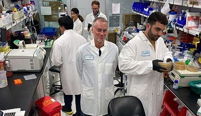 센티백스 연구실에서 서 있는 팀 프리드(가운데). 사진=센티백스