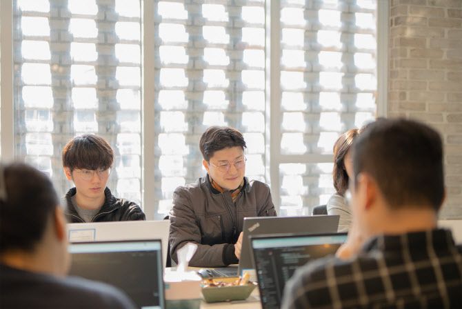 한국딥러닝 직원들이 회의하는 모습. (사진=한국딥러닝)