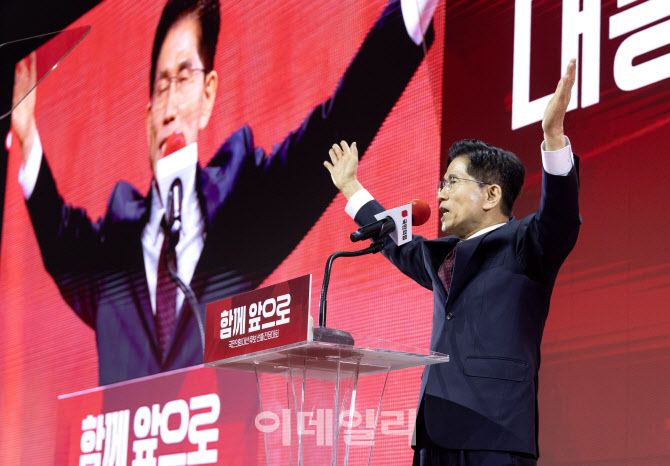 [이데일리 이영훈 기자] 김문수 국민의힘 대선 경선 후보가 3일 오후 경기 고양시 킨텍스에서 열린 국민의힘 최종 대선 후보 선출을 위한 전당대회에서 후보로 선출된 뒤 수락연설을 하고 있다.